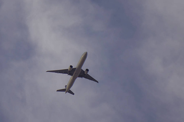 ドバイ、アラブ首長国連邦 - 2018 年 12 月 5 日。空を飛んでいるサウジアラビア航空のボーイング 777-300 er 航空機. - 写真・画像