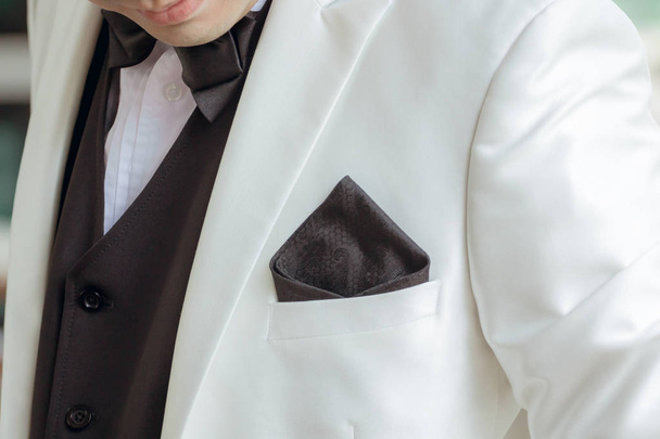 Ein Taschentuch im weißen Anzug eines Mannes, der im Begriff ist, Bräutigam zu werden. - Foto, Bild