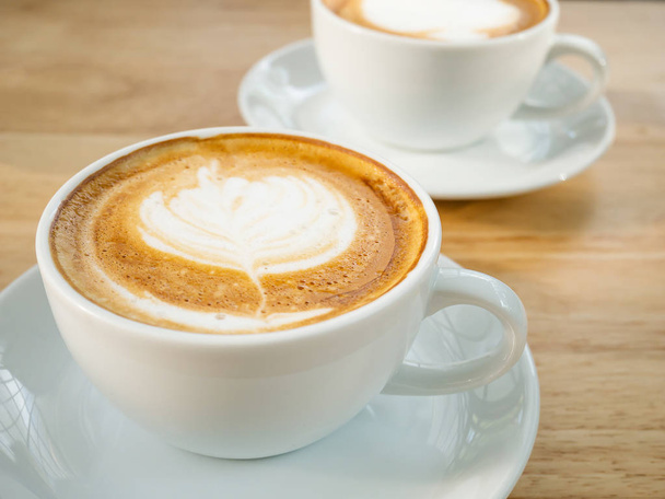 Latte sanat ahşap masa üzerinde kahve fincan kahve saati - Fotoğraf, Görsel