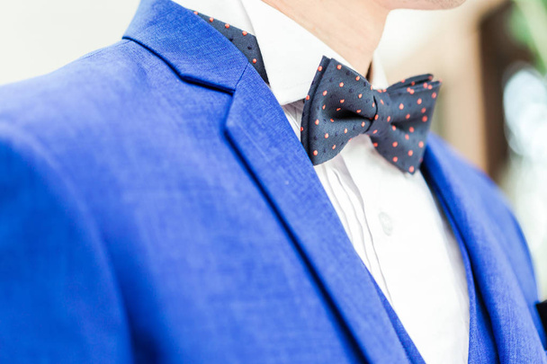 Close-up of a groom in blue wedding dress with bowtie. - Foto, Imagem