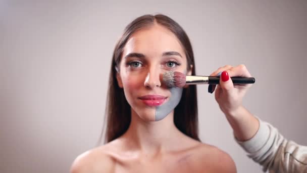 Make Up Artist Applying Clay Mask on Girl - Imágenes, Vídeo
