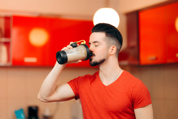 Man with Healthy Protein Energy Booster Shake in the Kitchen - Valokuva, kuva
