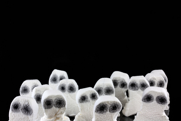 Ghost hoofden in een eng menigte - Foto, afbeelding