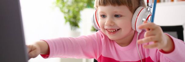 Spokojené dítě v sluchátka sedí - Fotografie, Obrázek