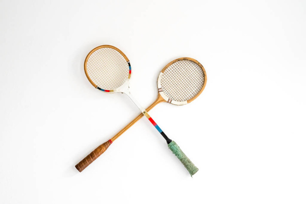 Aan de muur hangen twee tennis raketten met een schroef - Foto, afbeelding
