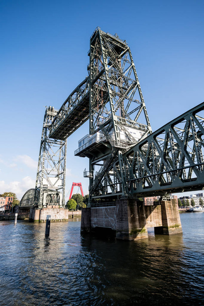 Η γέφυρα χάλυβα port royal βρίσκεται στο Ρότερνταμ στο λιμάνι Βασιλικού - Φωτογραφία, εικόνα