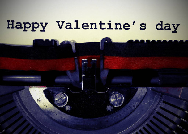 Text happy valentine 's day geschrieben von der alten Schreibmaschine auf weißer Seite mit Vintage-Effekt - Foto, Bild