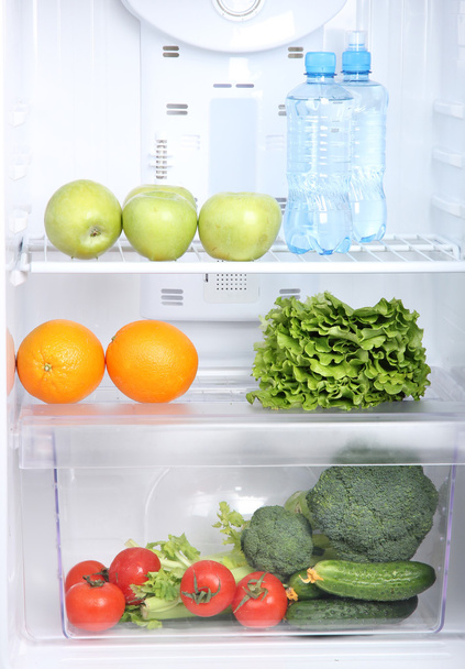 Открытый холодильник с вегетарианской едой
 - Фото, изображение