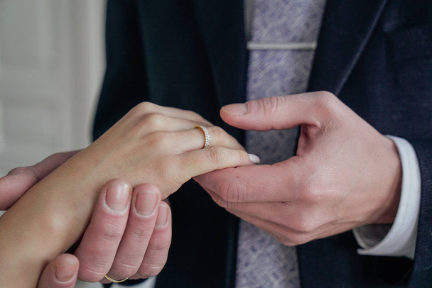 Homme tenant la main de la femme avec bague de fiançailles, jour du mariage
 - Photo, image
