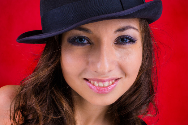 sonrisa, sombrero negro y rojo
 - Foto, Imagen
