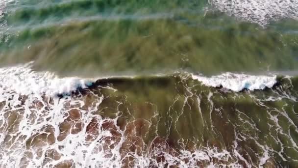 Aerail drone, Ondas de mar com espuma grande, spot de surf, Itália Praia de Viareggio manhã, Toscana Versilia
 - Filmagem, Vídeo