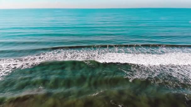 Avión no tripulado, Olas de mar con espuma grande, spot de surf, Italia Playa de Viareggio mañana, Toscana Versilia
 - Metraje, vídeo