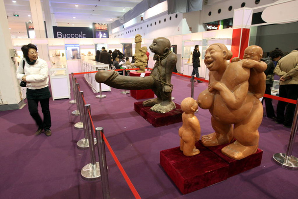 Un visiteur regarde des sculptures sur le thème du sexe à la China Adult-Care Expo 2009 à Shanghai, Chine, vendredi 6 mars 2009
 - Photo, image