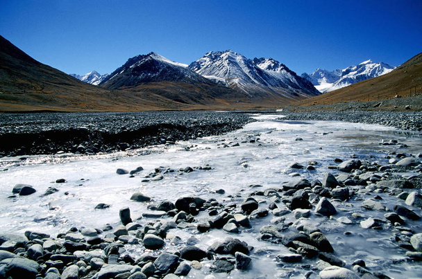 Krajobraz płaskowyżu i wysokie góry Taxkorgan tadżycka autonomiczna County w północno-zachodniej Chinas Xinjiang Uygur autonomicznego regionu, październik 2007. - Zdjęcie, obraz