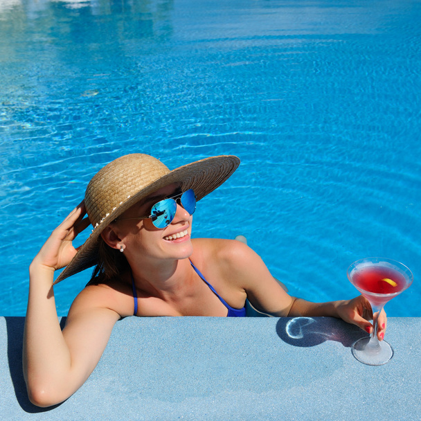 Woman at poolside with cosmopolitan cocktail - Φωτογραφία, εικόνα