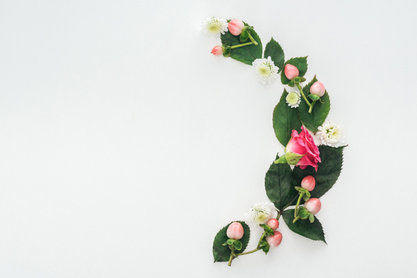 верхний вид композиции с листьями, розами, ягодами и хризантемами, выделенными на белом
 - Фото, изображение