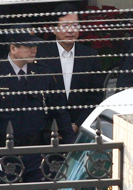 Der ehemalige taiwanesische Regierungschef chen shui-bian, rechts, verlässt in Begleitung der taiwanesischen Polizei am Montag, 19. Januar 2009 ein Haftgebäude für eine Gerichtsanhörung in taipei, taiwan, china - Foto, Bild