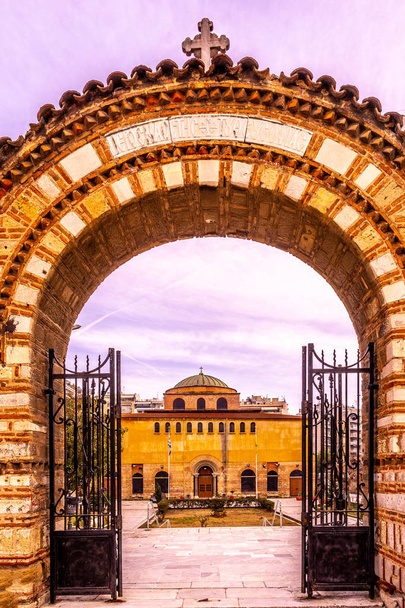 Thessaloniki Hagia Sophia Kościoła głównego wejścia bramy skłonił Arch z Krzyża - Zdjęcie, obraz