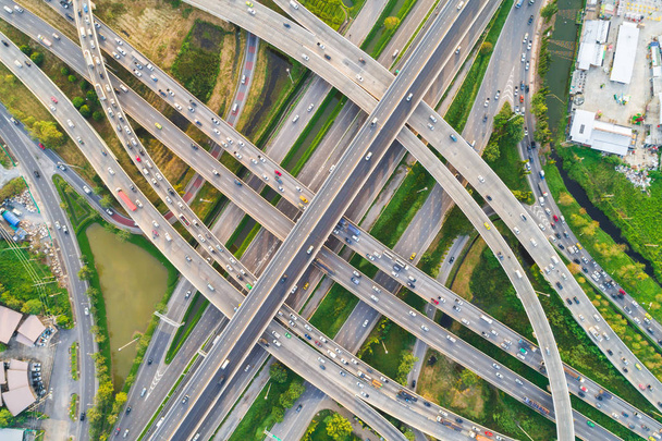 Εναέρια βλέμμα προς τα κάτω δείτε διασταύρωση πόλη μεταφορών οδική κυκλοφορία των οχημάτων - Φωτογραφία, εικόνα