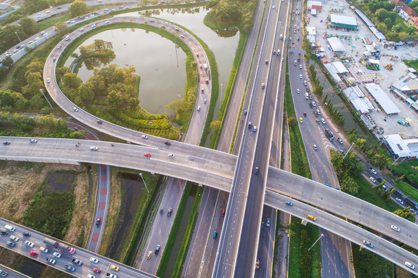 Luchtfoto blik omlaag weergave snijpunt stad vervoer weg voertuig beweging - Foto, afbeelding