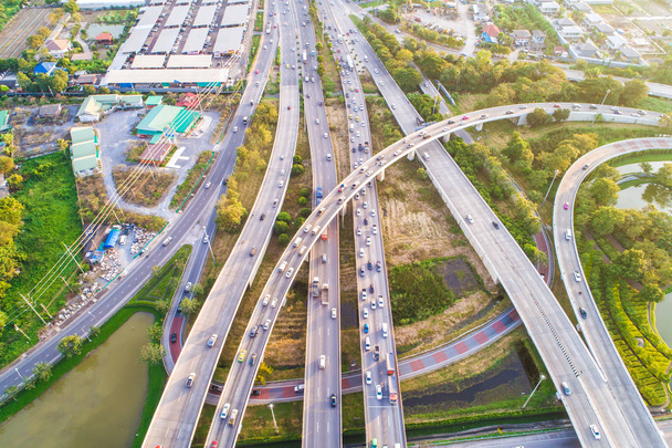 Görünüm kavşak şehir ulaşım yol araç hareket aşağı hava bakmak - Fotoğraf, Görsel