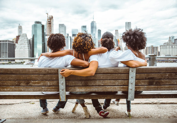 Ryhmä ystäviä viettää aikaa togeher New Yorkissa
 - Valokuva, kuva
