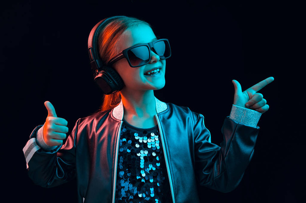 Young girl with headphones enjoying music - Zdjęcie, obraz