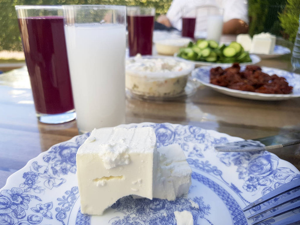 vista ravvicinata di formaggi e bevande varie sul tavolo
 - Foto, immagini