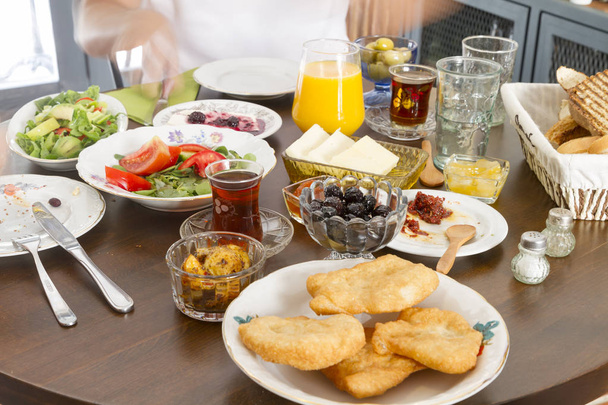 visão parcial da mulher e serviu vários pratos na mesa
 - Foto, Imagem