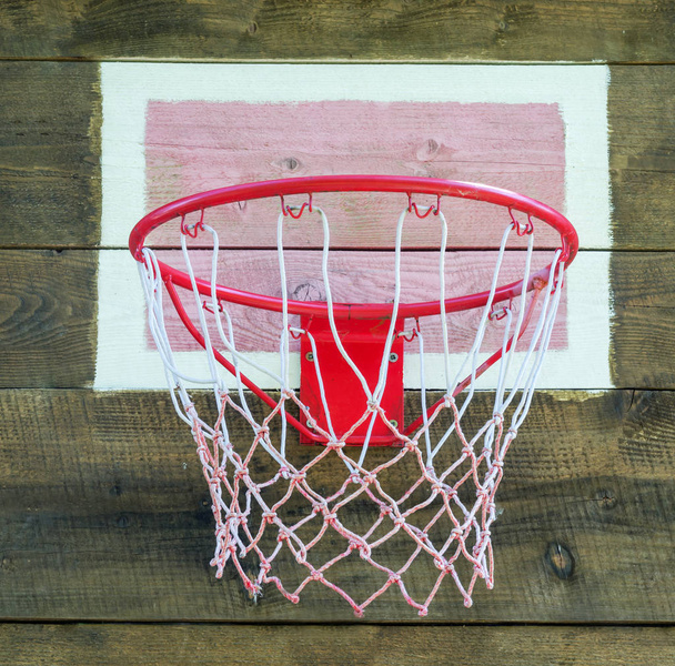 anel de basquete em um fundo de madeira
 - Foto, Imagem