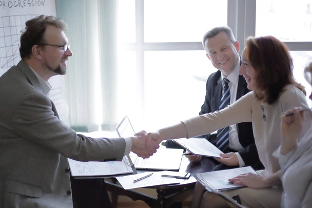 handshake business women and business men near the desktop - Foto, Bild