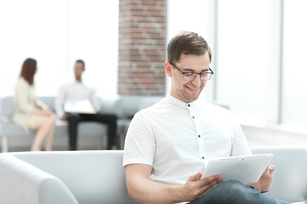 modern man uses a digital tablet for reading - Foto, Bild