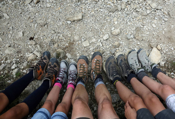 山のハイキングの後彼らが残りながら 5 つの歩行の疲れの家族の 10 ブーツ - 写真・画像