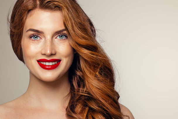 Őszinte nő szeplő és gyömbér haj. Természetes vörös hajú lány életmód portré - Fotó, kép