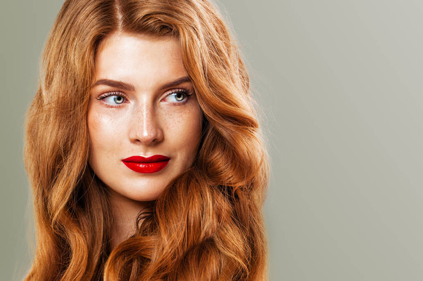 Рыжая женщина с веснушками и рыжими волосами. Естественная рыжая девушка, красивое женское лицо крупным планом
 - Фото, изображение