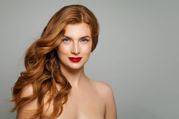 Mükemmel kırmızı saçlı kadın. Kıvırcık saç modeli ile zarif Kızıl saçlı kız. Gülümseyen kadın portre - Fotoğraf, Görsel