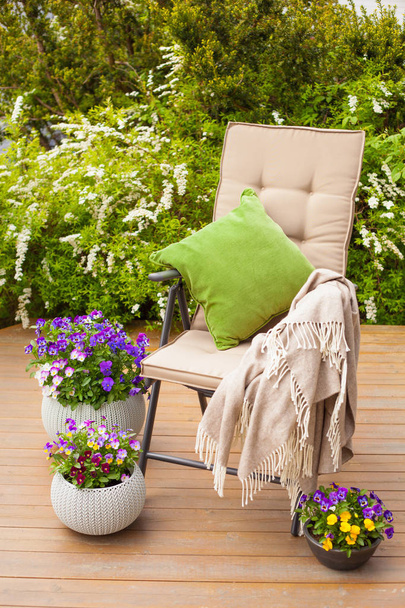καρέκλα κήπου με λουλούδια βεράντα, πανσές - Φωτογραφία, εικόνα