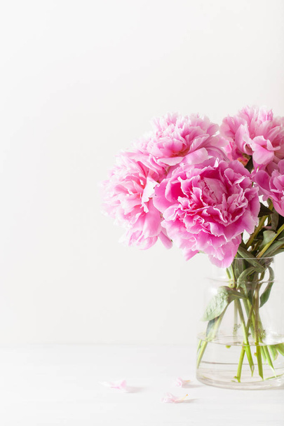 beautiful pink peony flowers bouquet in vase - Foto, imagen
