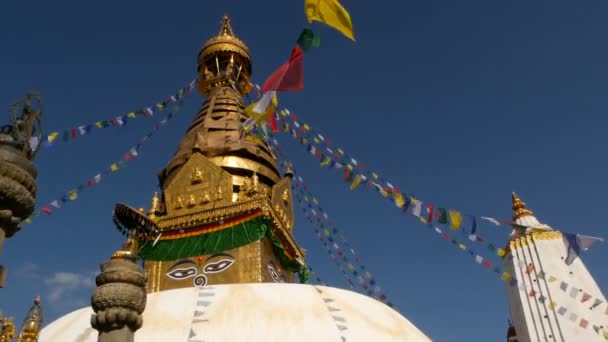 Ima zászlók alatt közlekedő, a szél, Swayambhunath sztúpa, majom templom, Szent Pagoda, Nepál és Kathmandu, szemet Buddha jelképe. A Világörökség része. tibeti buddhizmus, ősi vallási építészet. - Felvétel, videó