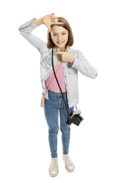 Laughting sevimli genç kız bir fotoğraf makinesi, yakın çekim, izole üzerinde beyaz arka plan ile - Fotoğraf, Görsel