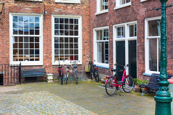 Tradycyjne domy widok w Leiden, Holandia - Zdjęcie, obraz
