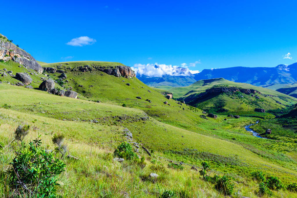 Paysage extérieur coloré de l'Afrique du Sud Drakensberge vue panoramique panoramique sur la nature - vert Géants Château large panorama avec ciel bleu ensoleillé, montagnes, vallée, ruisseau, herbe, nuages, buisson
 - Photo, image