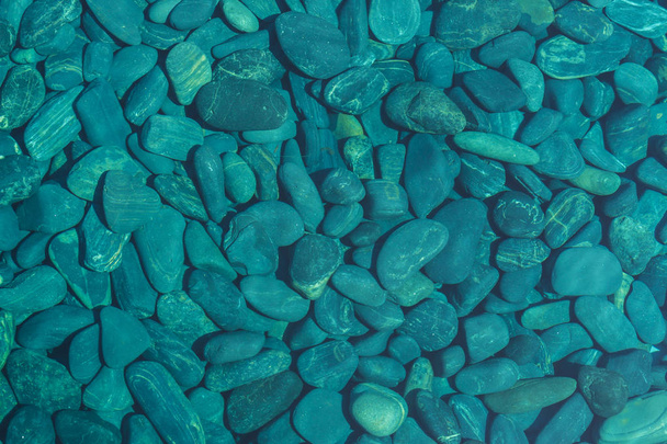 Wzór tekstury kamienia morskiego pod błękitną wodą. - Zdjęcie, obraz