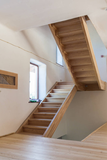 Escalera de madera sin barandilla de madera laminada
 - Foto, Imagen