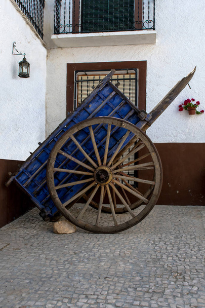 Een oude vervoer op straat in Spanje. - Foto, afbeelding