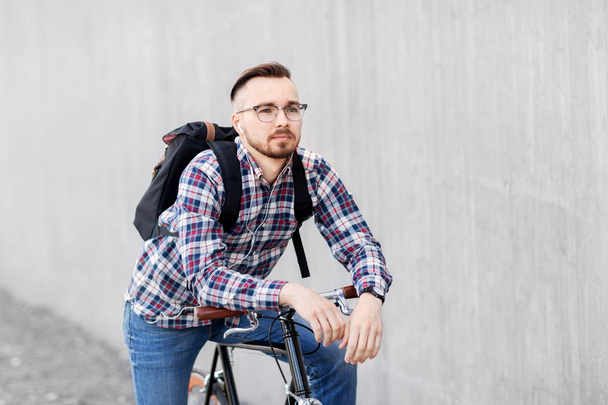 hipster man with fixed gear bike and backpack - Foto, imagen