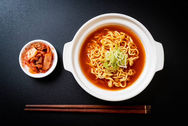 korean spicy instant noodles with kimchi - korean food style - Foto, afbeelding
