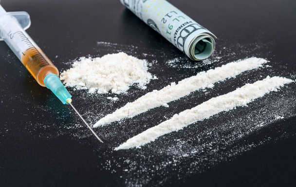 εθισμός, κοκαΐνη κομμάτι, σύριγγα ηρωίνης - Φωτογραφία, εικόνα