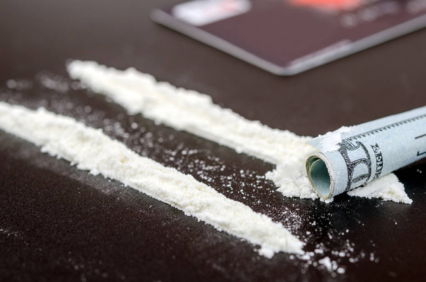 adicción, pista de cocaína, jeringa, heroína
 - Foto, imagen