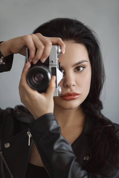 Beautiful young woman with camera - Fotoğraf, Görsel